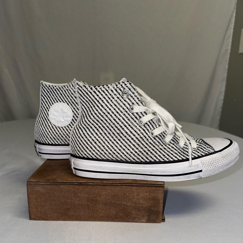Converse • Women’s White/Black Mason All Star Ox 562460F Sz 6 Sneakers